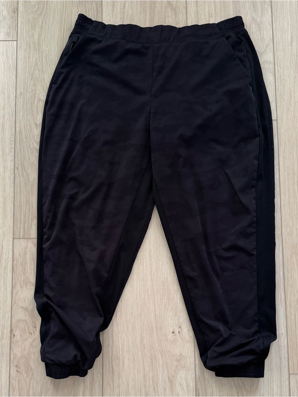 Athleta women’s size 16 black camo joggers fully lined athletic pants beautiful!